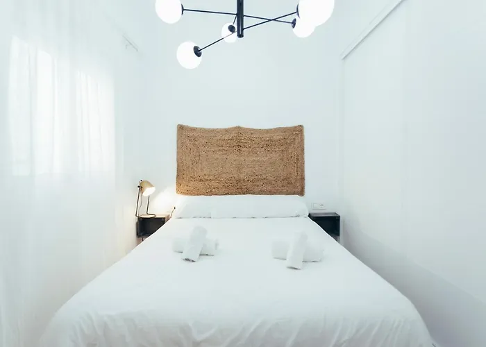 Modern With Balcony- 2Bd 2Bth- San Vicente
